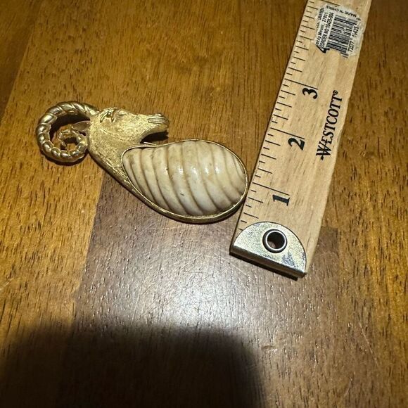 Vtg 1960 Textured Goldtone Genuine Carved Shell Capricorn the Goat Design Brooch - Picture 8 of 8